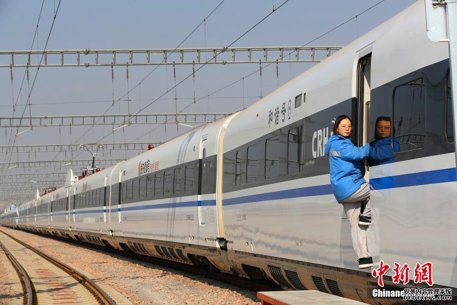 探访中国首支高铁女子机械师乘务队 平均年龄23岁