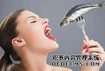 魚刺卡喉別吞飯喝醋 分分鐘可能威脅生命
有的人被魚刺卡住后拼命地喝醋,認為醋可以溶解由鈣構成的魚刺,達到軟化魚刺的目的。喝了醋之后,軟化的魚刺就會從組織上脫落下來。真的是這樣嗎?【詳細】
衛生健康|健康圖集