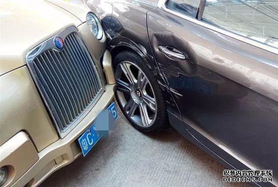 出租车与价值300万豪车碰撞吓坏的哥 结局大反转